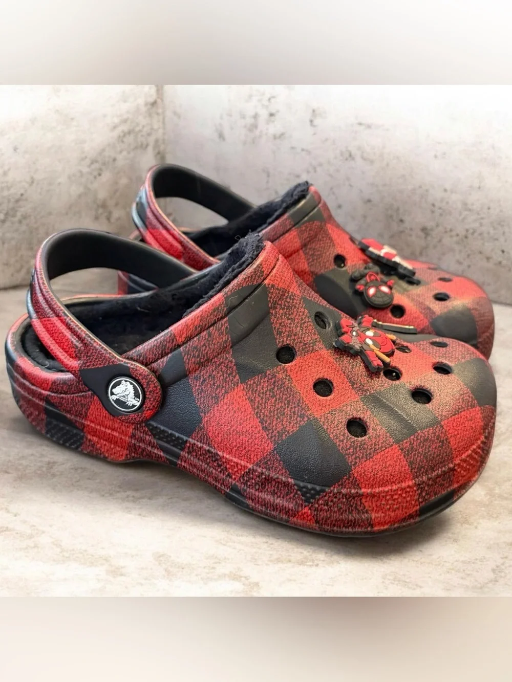 Crocs Ralen Lined Kids Clogs red & black buffalo plaid pattern & Jibbitz charms